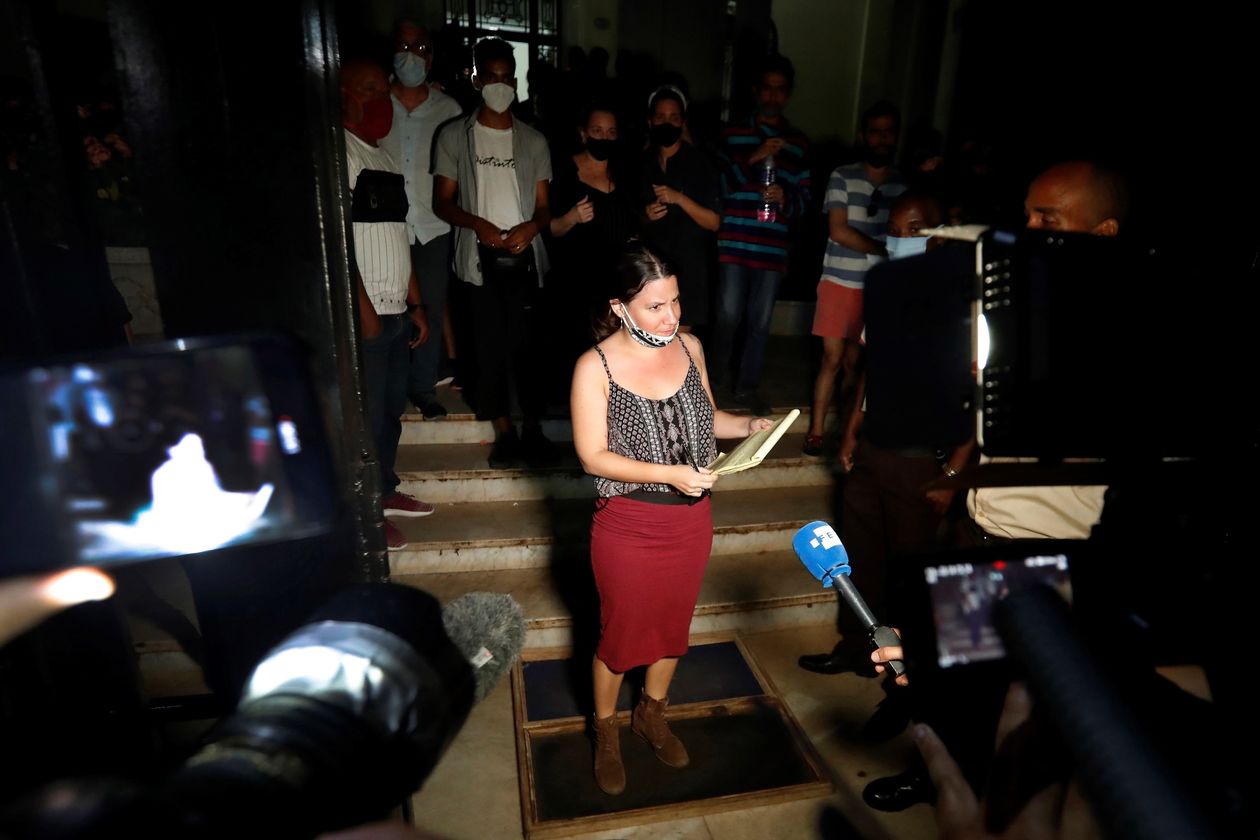 Cuban poet Katherine Bisquet read the activists’ manifesto by the light of cellphones outside of the Ministry of Culture early on Saturday. PHOTO: ERNESTO MASTRASCUSA/EPA-EFE/SHUTTERSTOCK