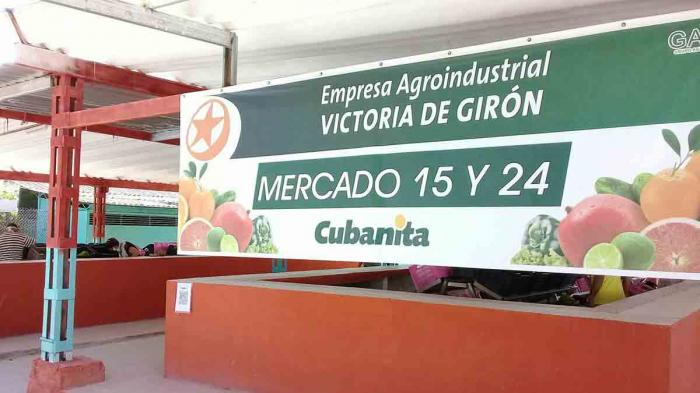 At the central corner of 15 and 24, in the Plaza de la Revolución municipality, residents organized to buy food and fruits at the new type of State Agricultural Market created there, which is part of 47 that will open in the capital.