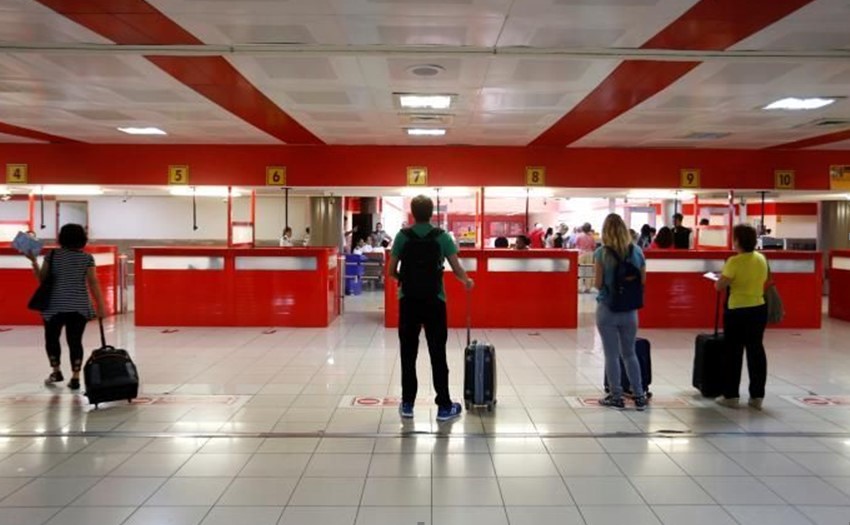 Passengers await the immigration check at the José Martí International Airport. Photo: Reuters.
