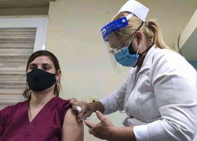 The measure provides for the inoculation with Cuban drugs, and in a “gradual manner,” of medical students, health and pharmaceutical industry workers, as well as population groups from selected territories at risk of contagion with COVID-19.