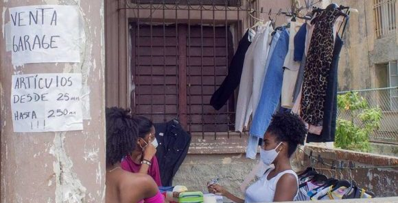 The Extraordinary Official Gazette No.66 published on Tuesday Resolution 97/2021, of the Ministry of Internal Commerce (Mincin), which approves garage sales as a modality of eventual retail marketing, and establishes the regulations for its realization. According to the legal document, to carry out this activity people do not require a business license or self-employed worker, and the items to be sold must be for domestic and personal use, used, pre-owned and new. Sales must be made in garages, doorways and other residential areas that do not obstruct traffic on sidewalks and roads; and they can also be organized by territorial authorities in parks and other areas, with the same concept. The text establishes that this modality excludes the commercialization of batches of new imported articles and of the national industry, animal skins, precious woods and food. Permits to carry out garage sales are granted by the designated office of the Municipal Administration Council, with prior information from the municipal authorities, in a period not less than one week prior to the authorized date. Said authorizations, the Resolution indicates, are granted electronically or in person, and a minimum fee may be charged for the permit, which will not exceed fifty pesos and is taxed against the budget of the territory. The days on which the sales are made, hours, residential area or locality and maximum duration in consecutive days will be defined by the councils of the Municipal Administration; while people can apply at once for permission for all scheduled dates in a year, semester or quarter, as appropriate. Regarding the ways to promote these activities, the document authorizes social networks and advertisements on portals and houses facing the street, in this case from the day before the sales are made and until the end of the sales, according to with established regulations. The text also clarifies that the placement of advertisements on poles, streets, trees, and facades of entities, is only done with prior agreement with the empowered authority, and must be withdrawn at the conclusion of the sale. As indicated in the Resolution in its introductory section, these provisions are intended to make marketing modalities more flexible in the country and bring commerce closer to the community.