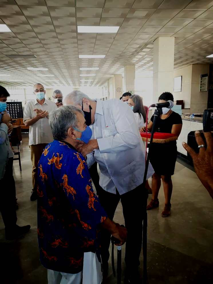 Distinction for National Culture given to the researcher Tomás Fernández Robaina